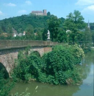 Werbach-Gamburg. Blick über die Tauber mit Straßenbrücke zur Burg Gamburg