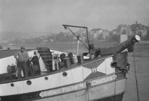 Elbschiffer, Bug eines Schleppkahns "Robert Müller 4. Hamburg" auf der Elbe