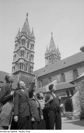 Eine Touristengruppe mit Führer vor dem Naumburger Dom