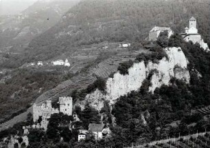 Dorf Tirol: Blick vom Dorf auf Schloss Tirol