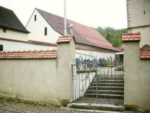 Ansicht von Norden im Nordnordwesten mit Kirchhofmauer (Wehrgang mit Steinbrüstung im 18 Jh abgetragen) im Westen im Verlauf nach Süden