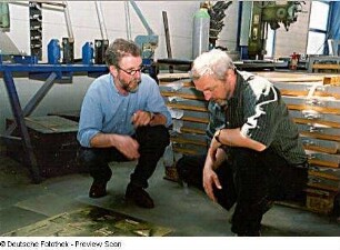 Firma Detlef Thorandt Stahlbau Metallbau . Fertigung der Tür zur Schatzkammer im Buchmuseum. Gestalter Professor Wolff-Ulrich Weder (TU Dresden; links) an den Buchstabenplatten für das Türinnenblatt
