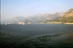 Antalya [Türkei]: Ankunft der MS Odessa, mit Panorama des Taurus-Gebirges