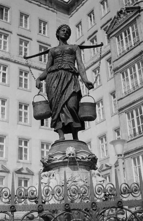 Der Mägdebrunnen am Roßplatz