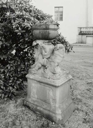 Postament mit Blumenkübel tragenden Putti : Milkel, (Kreis Bautzen), Postament mit Blumenkübel tragenden Putti, Sandstein, 18. Jahrhundert ?, Schlossgarten