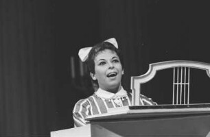 Szenenbilder aus "Monsieur und Madame Denis" und "Salon Pitzelberger", Buffo-Opern von Jacques Offenbach. Staatsoper Berlin im Apollo-Saal, Erstaufführung am 19.10.1963