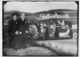 Eiserne Hochzeit im Altersheim Gammertingen; Jubiläumspaar auf einer Bank, im Hintergrund Gammertingen mit Altersheim