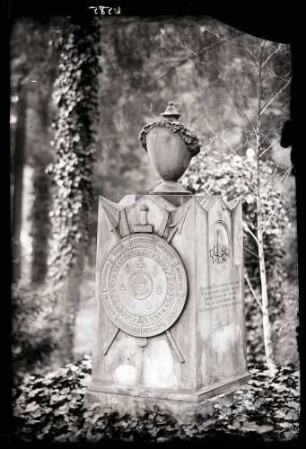 zwei klassizistische Grabsteine im Friedhof