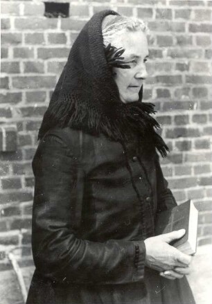 Kirchgangstracht aus Bluno : Kleidung - Hoyerswerdaer Tracht. Ort: Bluń / Bluno. Frau in Kirchgangstracht