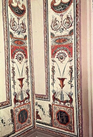 2. Obergeschoß, Selbitz Salon: Wanddekoration mit antikisierenden, grotesken Ornamenten