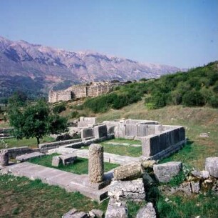 Zeus-Heiligtum: Dione-Tempel, Zeus-Eiche und Theater