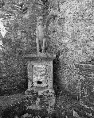 Brunnen mit Hundeskulptur