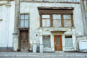DDR. Wohnhaus mit Ladeneinbau "Schuhhaus". Nutzung als PGH-Friseurgeschäft "Die Frisur" für Damen und Herren