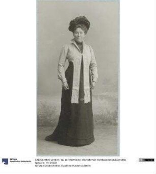 Frau in Reformkleid, Internationale Kunstausstellung Dresden