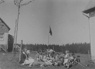 Mitglieder des Kommunistischen Jugendverbandes Deutschlands (KJVD) der Ortsgruppe Bermsgrün bei einem Ausflug in Halbmeile in der Tschechoslowakischen Republik (CSR) : Mitglieder des Kommunistischen Jugendverbandes Deutschlands der Ortsgruppe Bermsgrün bei einem Ausflug in Halbmeile (CSR)