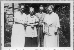 Gruppenbild mit drei Frauen und einem Mann