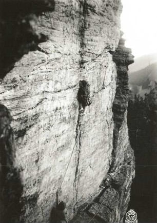 Sächsische Schweiz, Bielatal. Daxenstein. Seilschaft im Perryriß (Westriß, VIIb, mit Signum)