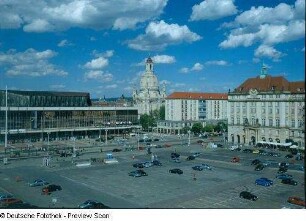 Haus Altmarkt : Blick aus dem 4. Obergeschoß des Wohn- und Geschäftshauses, Seestraße 2 über Altmarkt und Wilsdruffer Straße gegen Kulturpalast, Frauenkirche und Haus Altmarkt