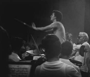 Leonard Bernstein (1918-1990; Pianist, Komponist, Dirigent) mit Dirigierschüler. Salzau, 1986