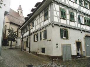 Stadtbild-Spitalgasse (17)-ehemaliges Spitalgebäude (Neubau um 1645 nach Brand 1635)-Fachwerkobergeschosse in vorkragender Riegelbauweise auf steinernem Stock-Ansicht querab mit Traufseite