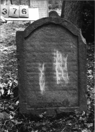 Grabstein 376 (Index: 99790790) Zustand: sehr stark verwittert Maße HxBxT: 93x61x9 cm: Grabstein 376