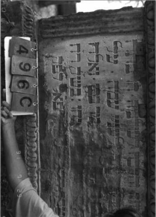 Grabstein 496 (Index: 99791127) Zustand: Rückseite stark verwittert Maße HxBxT: 310x140x77 cm Symbolik: Urne auf Trauerflor, 10 Urnen Besonderheit: kulturhistorisch wertvoll / hist.-wiss. und künstl.-formale Gründe (Gemeindestellung, Inschrift): Grabstein 496C