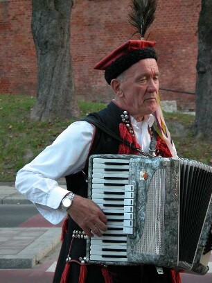Straßenmusiker in Volkstracht am Wawel