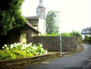 Ansicht von Südosten mit Tor- und Kirchhofmauer