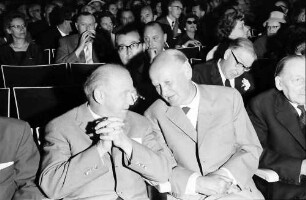 12. Tagung 1962 Physik; Eröffnung 25.6.1962: Werner Heisenberg, Gerhard Domagk, dahinter Sir John D. Cockcroft