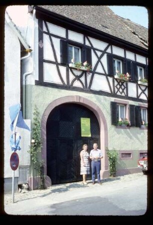 Paar vor Fachwerkhaus