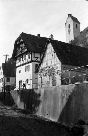 Opfingen: Straße mit gelben Fachwerkhaus vor der "Blume"