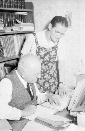 Wittenweiler: Missionar Adolf Vielhauer übersetzt die Bibel in Bali, Portrait am Arbeitstisch und seine Mitarbeiterin