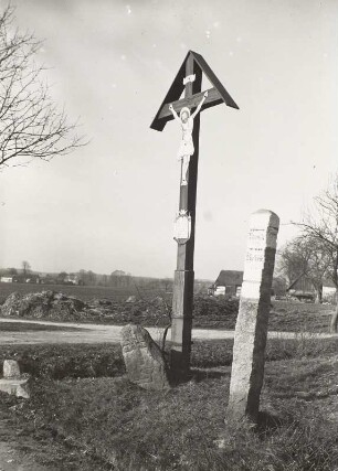 Kreuzstein, Wegkreuz und Wegsäule : Gränze, Kreuzstein (D 119), Wegkreuz und Wegsäule an der Straßenkreuzung Horka-Gränze und Naußitz-Crostwitz