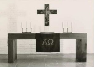 Altarkreuz und Leuchter aus Eisen mit Emaileinlagen von Sigrid Delius