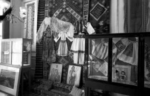 Freiburg: Hotel Europäischer Hof; rumänische Ausstellung; Wand mit Teppichen und Stickereien
