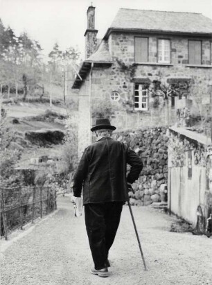 Straßenszene in einer der kleinen Ortschaften der Auvergne