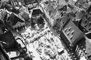 Freiburg: Südlicher Münsterplatz mit Markt und Längsschiff