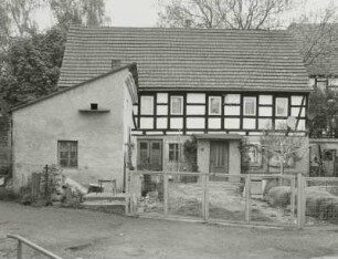 Wohnhaus mit Nebengebäude