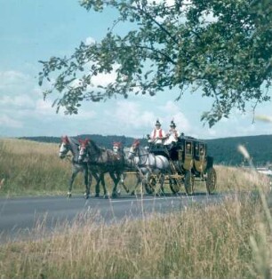 Historische Postkutsche, die zwischen den Orten Bad Kissingen, Bad Bocklet und Schloss Aschach verkehrt