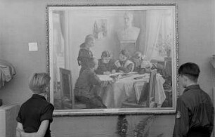 Ausstellung der Sowjetunion im Gebäude des Finanzministeriums der DDR am Werderschen Markt anlässlich der III. Weltfestspiele in Berlin : Ausstellungsbesucher vor einem Gemälde