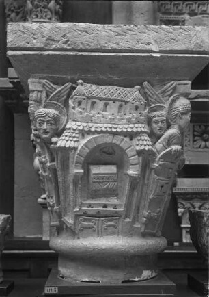 Clermont-Ferrand, Notre-Dame-du-Port, südöstliches Chorsäulenkapitell, Engel an der Himmelspforte