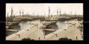 Blick auf Hafen mit Passanten und Schiffen, Pola