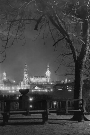 Dresden. Blick vom Neustädter Elbufer nach Süden auf die Katholische Hofkirche bei Nacht