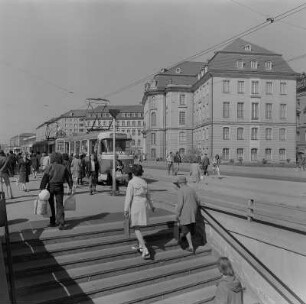 Dresden. Blick auf die Ernst-Thälmann-Straße mit Landhaus und Ausgang aus dem Fußgängertunnel Pirnaischer Platz