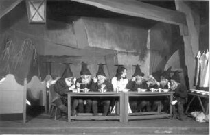 Schneewittchen. Volksmärchen in sieben Bildern. Dichtung und Musik von Emil Alfred Herrmann. Staatsschauspiel Dresden, Dresdner Erstaufführung 06.12.1928 : Szene mit Lotte Gruner als Schneewittchen und den sieben Zwergen