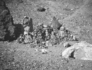 Auf dem Gipfel des Fuji-san : Auf dem Gipfel des Fuji-san. Geröll mit Bruchstücken von Buddhastatuen