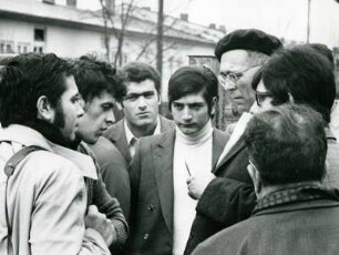 Demonstranten vor Wohnlager, Frankfurt am Main (Rödelheim), 1970