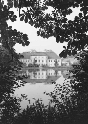 Schloss und Teich Königswartha : Schloss Königswartha (Ende 18. Jahrhundert; nach 1945 Umnutzung als Fachschule für Binnenfischerei; zur Zeit der Aufnahme VEB Binnenfischerei Königswartha). Parkseite über den Schlossteich