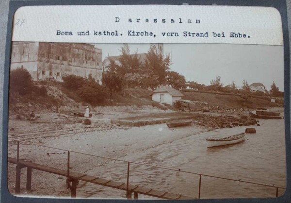 Dar es Salaam. Boma and cathol. Church, beach in front at low tide