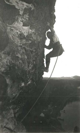 Sächsische Schweiz, Rathener Gebiet. Tiedgestein. Bruno Henning am Überhang der Südwand